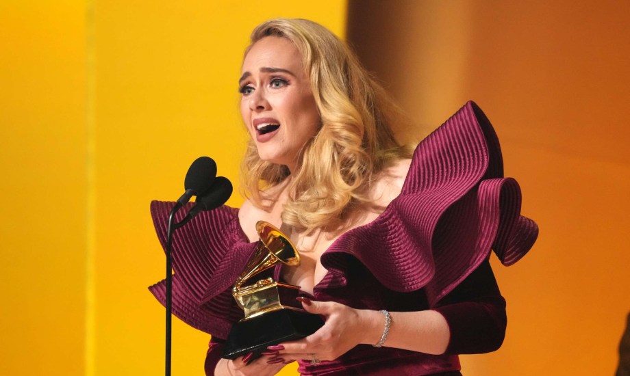 إصابة أديل بفقدان السمع المؤقت