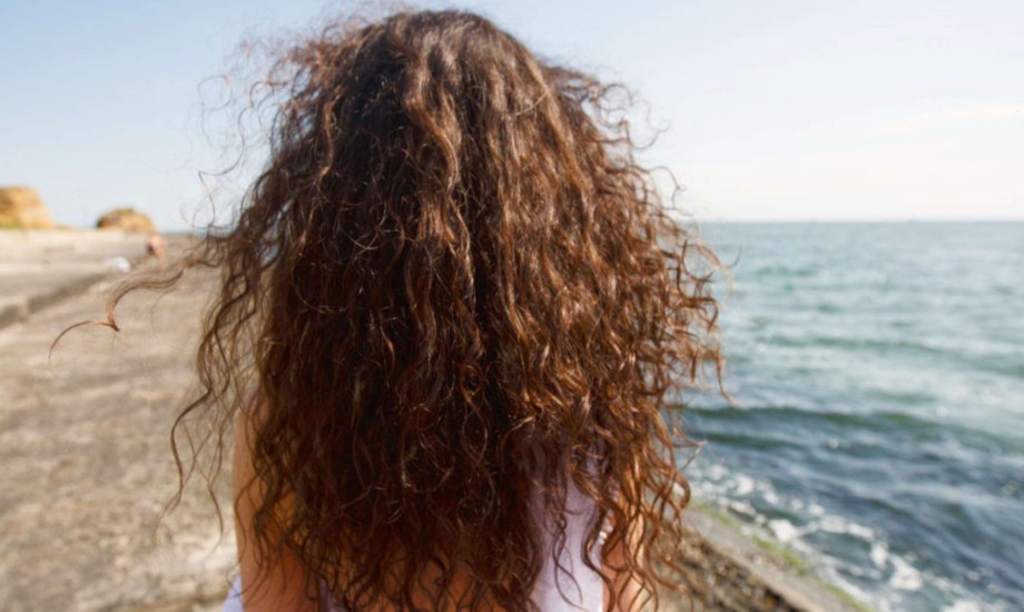 نصائح للحفاظ على الشعر الكيرلي في البحر