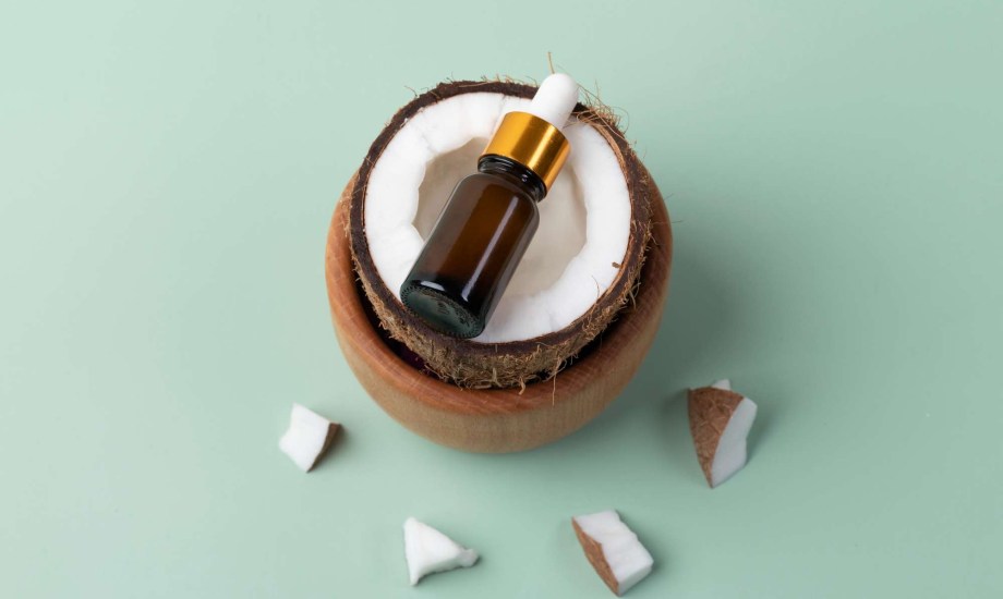 زيت جوز الهند والكافور لفروة الرأس