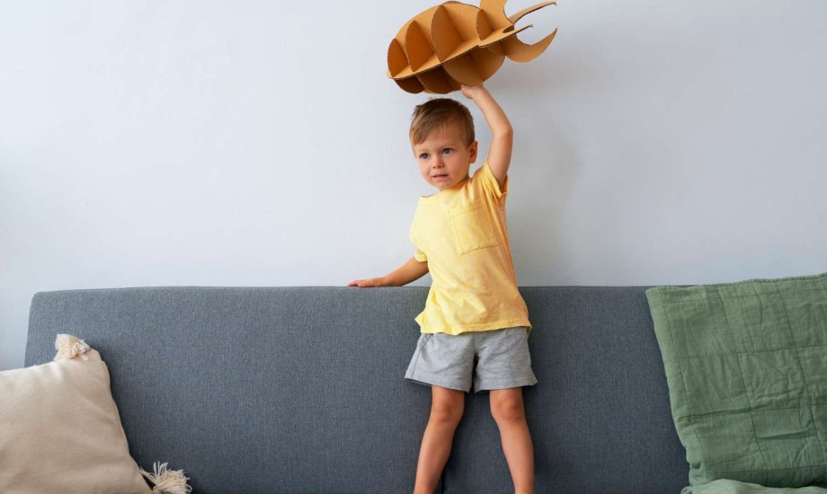 لماذا يحب الأطفال رمي الأشياء؟