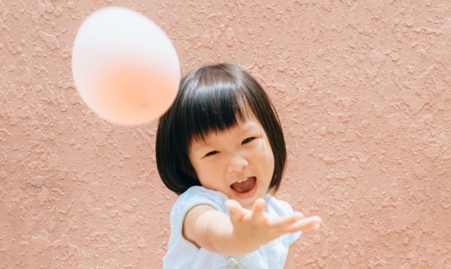 كيفية تعديل سلوك رمي الأشياء عند الأطفال