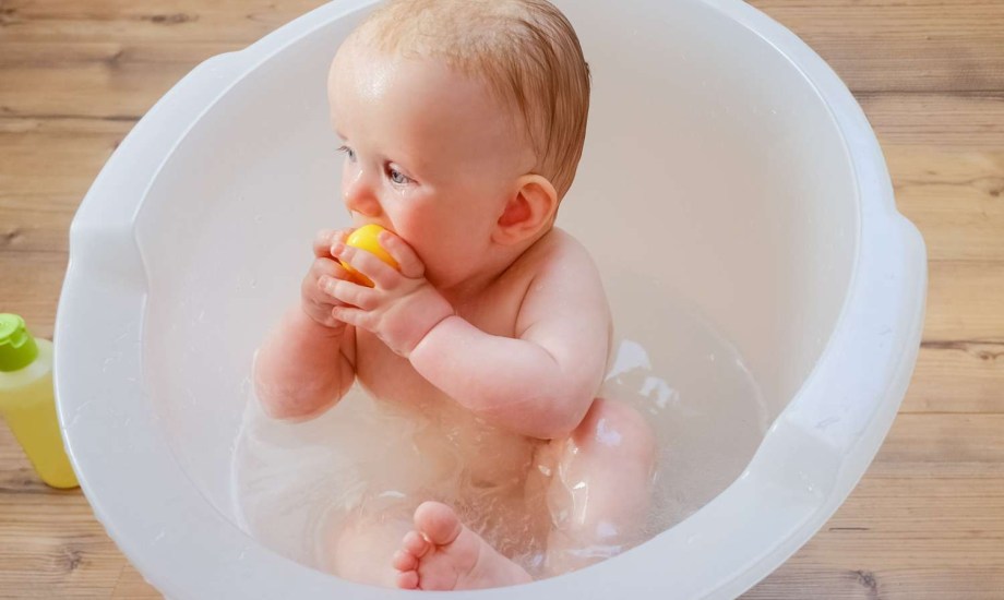 استحمام الرضع في الشتاء مهمة صعبة