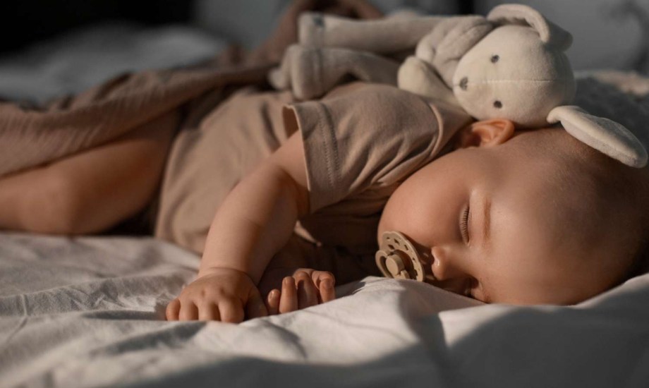 هل من الآمن نوم الرضيع على بطنه؟