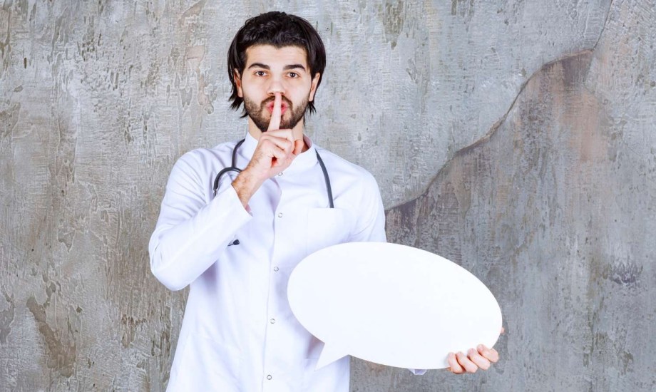 4 علامات حمراء تشير إلى أن طبيبك يفحصك بطريقة غير أخلاقية