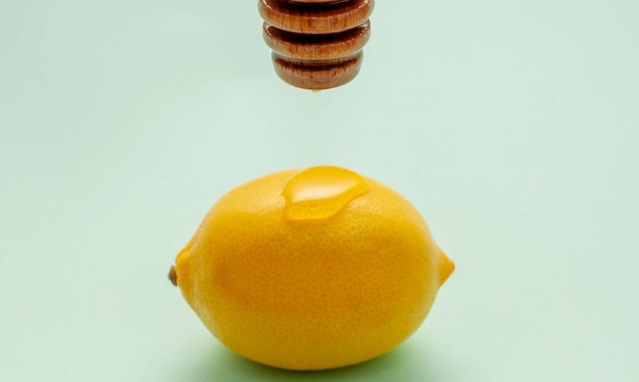 العسل والليمون علاج منزلي خارق لالتهاب الحلق