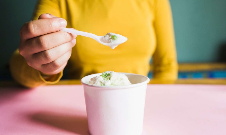 الآيس كريم يخفف أم يزيد تقلصات الدورة الشهرية؟