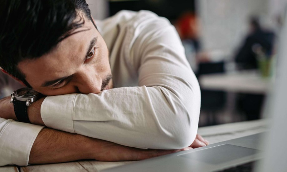 علامات الشعور بالحزن عند الشباب