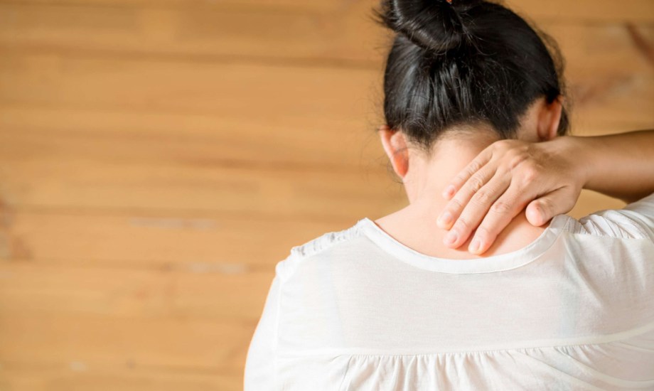 أسباب وطرق علاج حدبة خلف الكتفين