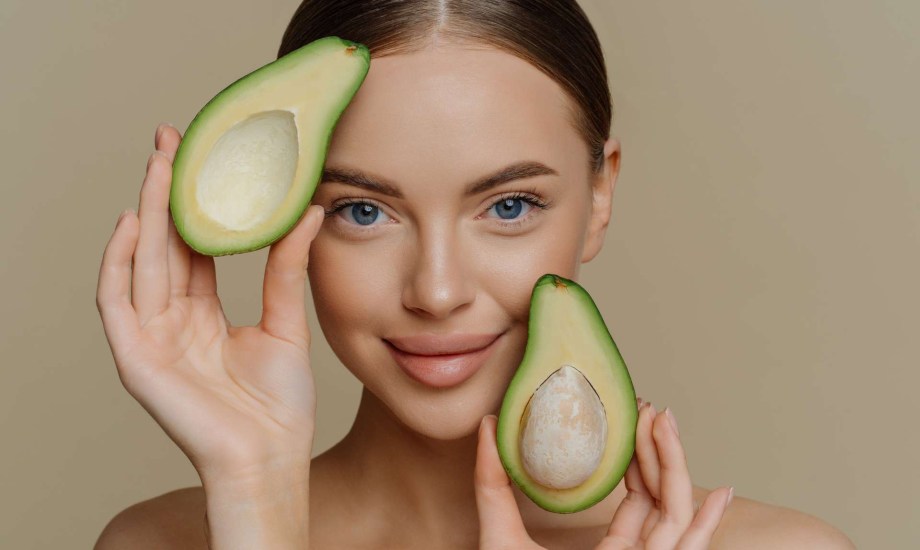 6 أسباب تدفعك إلى إضافة الأفوكادو لروتين العناية بالبشرة