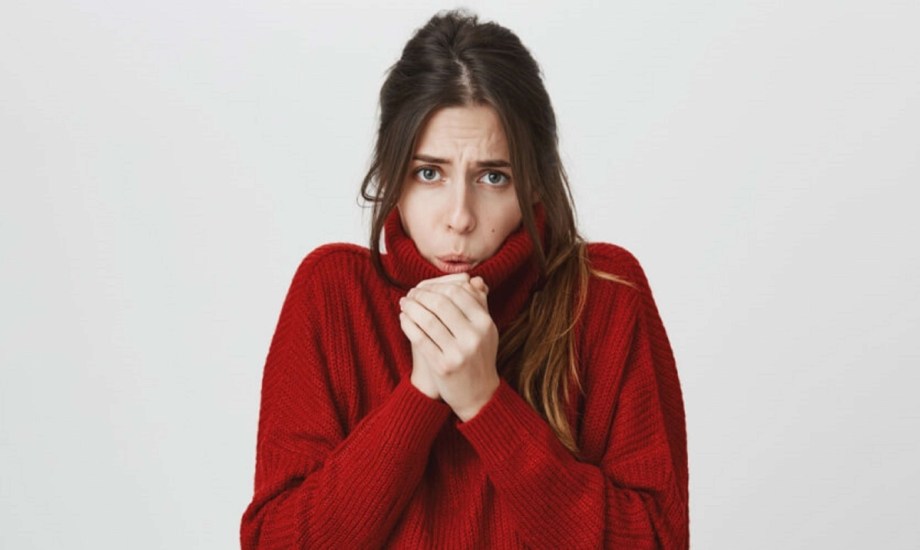 6 حالات صحية وراء شعور المرأة بالبرد المستمر