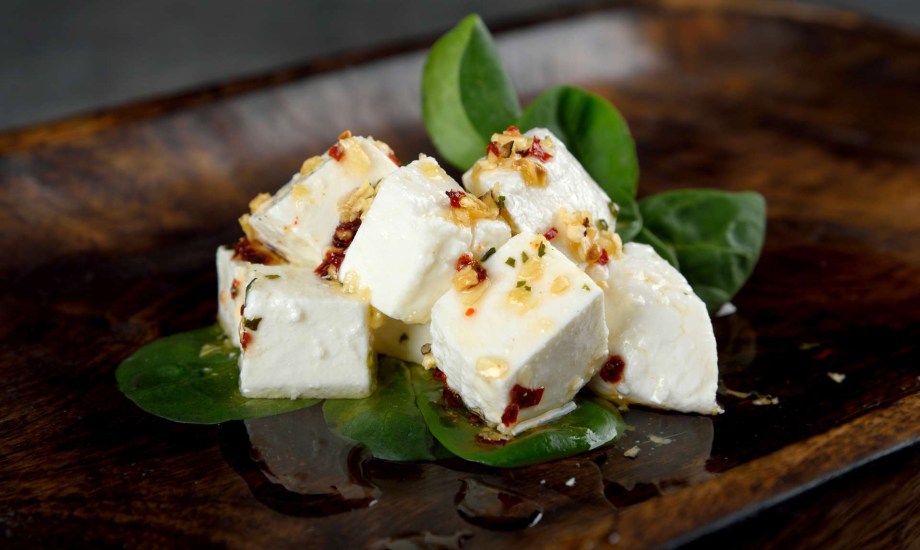 4 فوائد صحية لتناول جبن الماعز