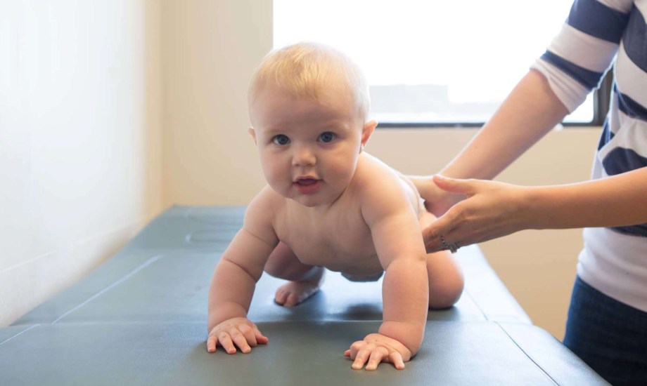 علامات النمو الطبيعية للطفل خلال الأشهر الأولى