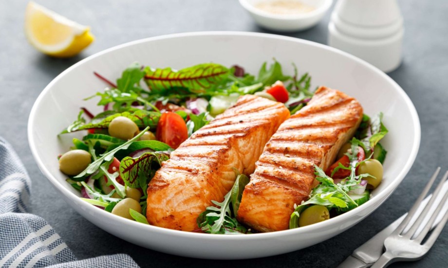 تأثير تناول السلمون على الحامل والجنين