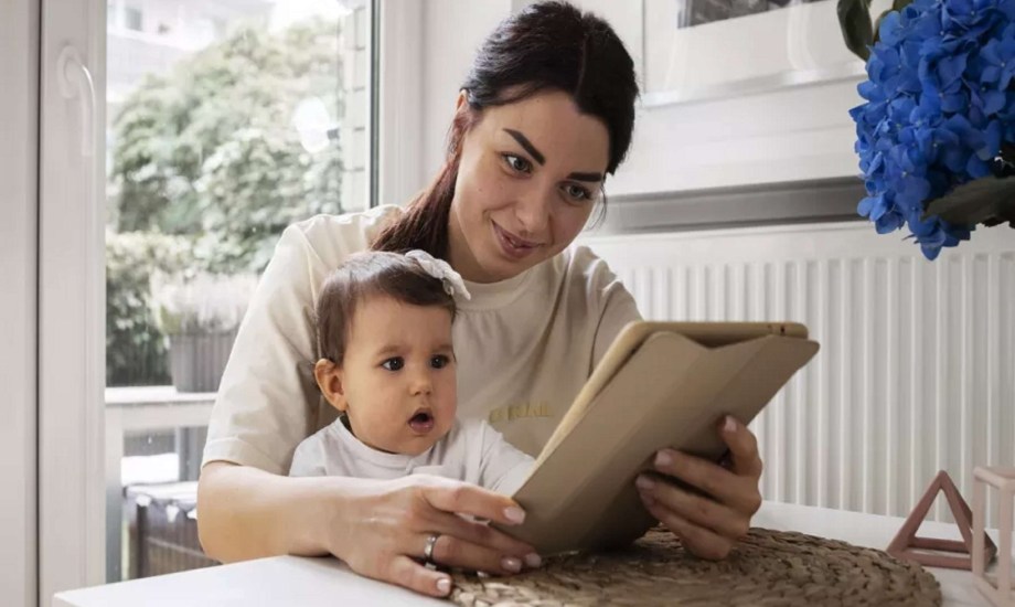 متى يبدأ الرضيع الانتباه إلى اسمه؟