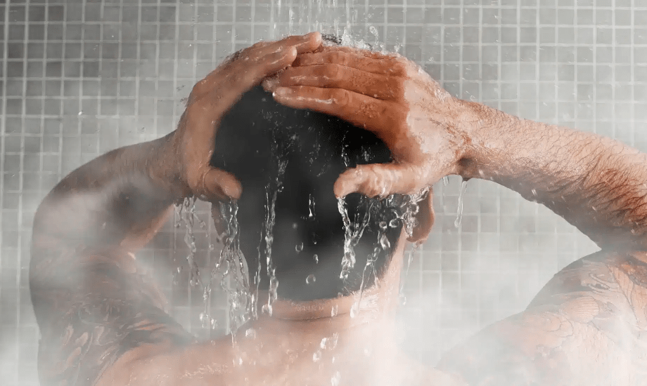 آثار سلبية للاستحمام بالماء الساخن على البشرة