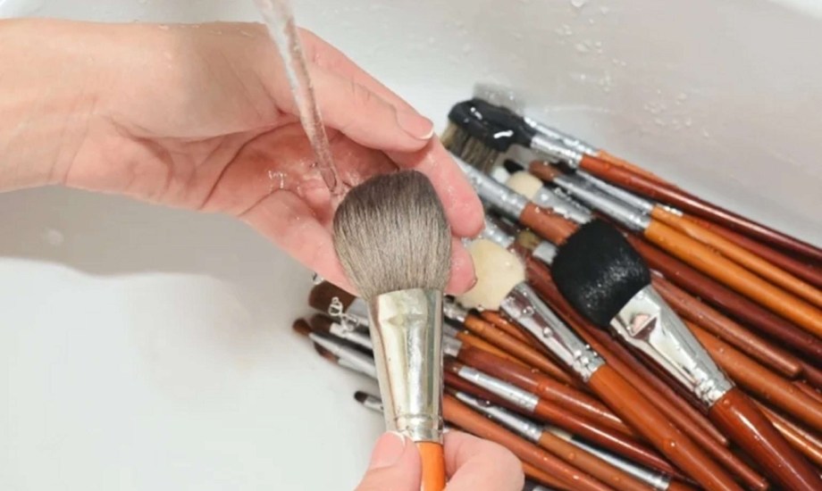 6 خطوات لتنظيف فرش المكياج