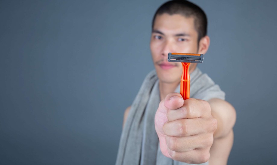المخاطر الصحية لمشاركة شفرات الحلاقة