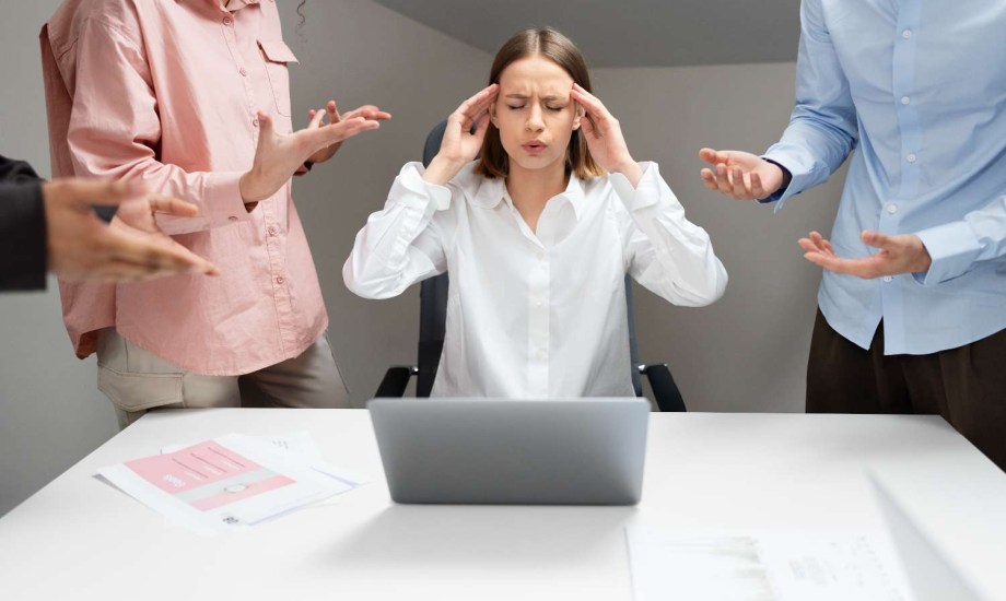 التنمر في مكان العمل.. 8 أنواع خفية و10 علامات تشير إلى استهدافك