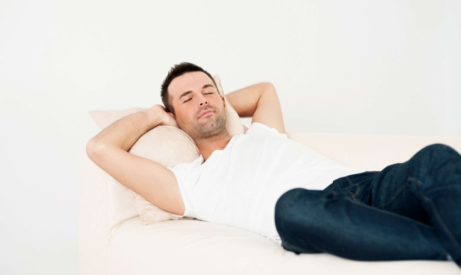 8 فوائد مذهلة للنوم على الظهر