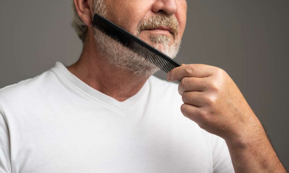 4 طرق فعالة لإزالة الشعر الأبيض من الوجه.. هل جربت الشمع والكريمات؟