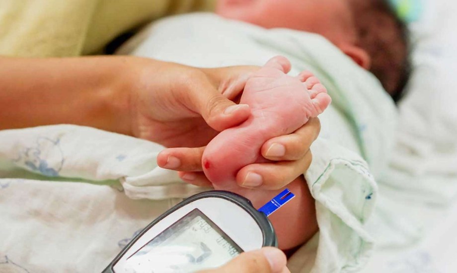 أعراض وأسباب السكري عند حديثي الولادة