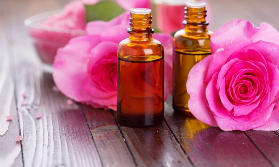 فوائد زيت الورد للرجال