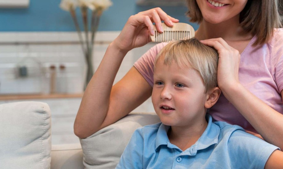أسباب قشرة الرأس عند الأطفال.. 7 حالات صحية تؤدي لظهورها