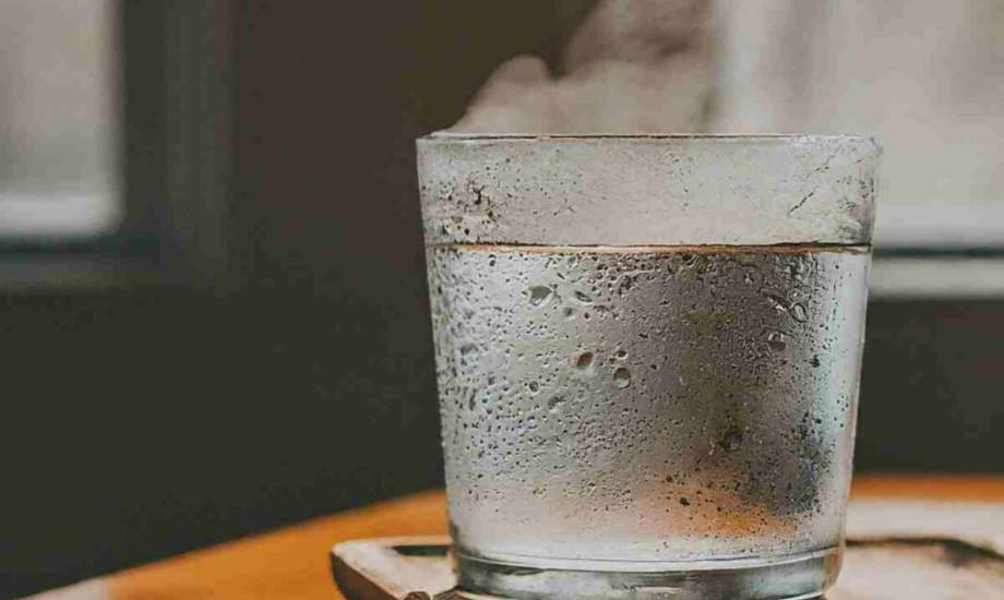 فوائد شرب الماء الساخن