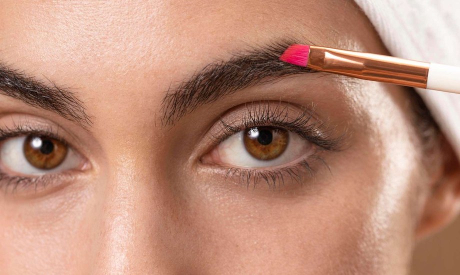 8 وصفات طبيعية لتكثيف الحواجب
