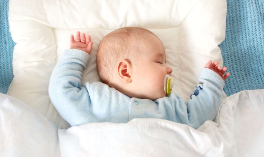 ما السن المناسب لنوم الطفل على الوسادة؟