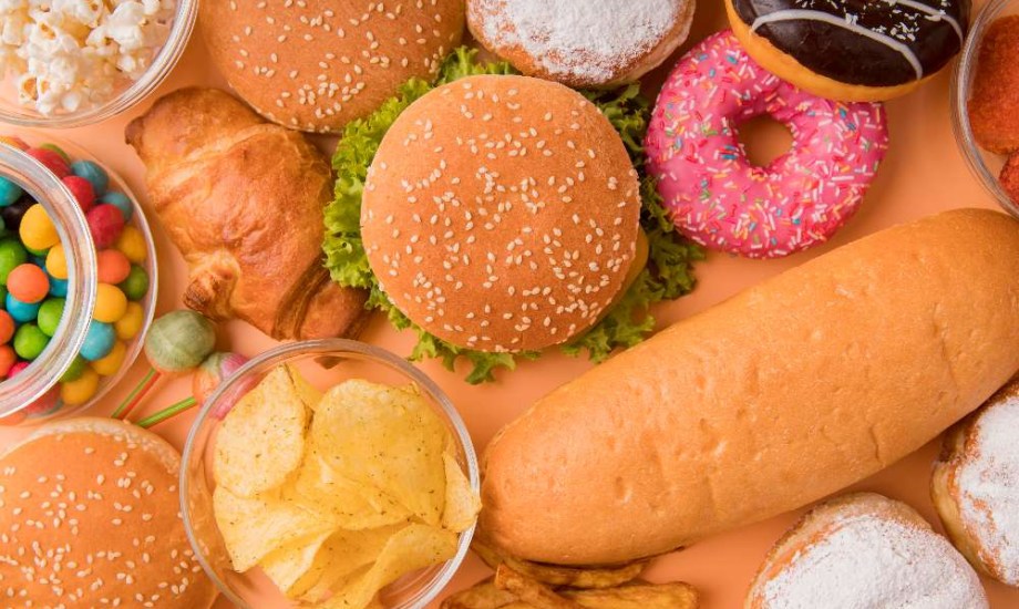 الأطعمة المعالجة تزيد خطر الإصابة بهشاشة العظام