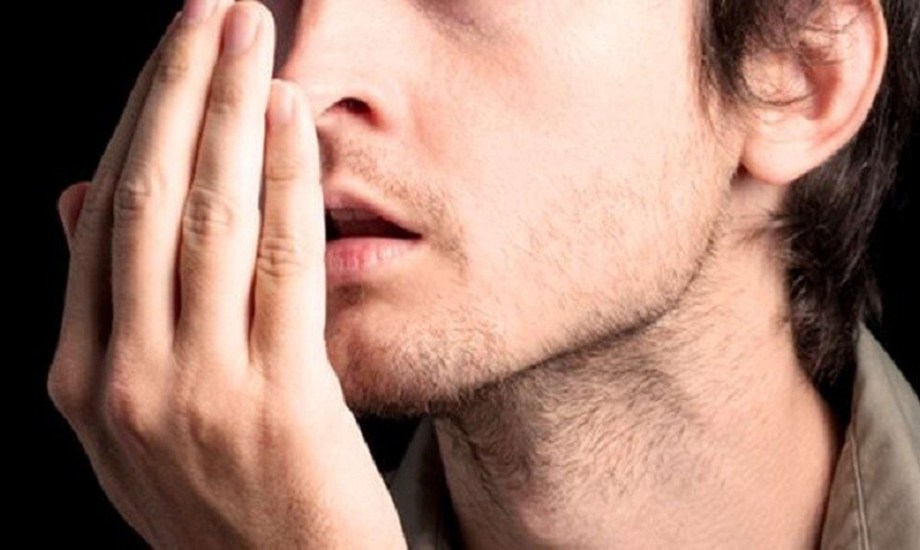 طرق التخلص من رائحة الفم الكريهة أثناء الصيام المتقطع