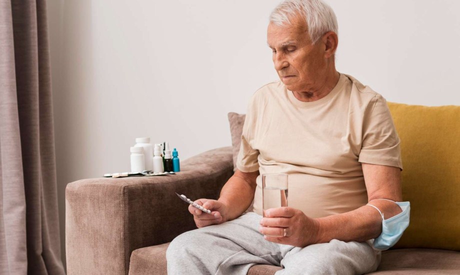 مخاطر الأدوية التي يتناولها كبار السن دون وصفة طبية