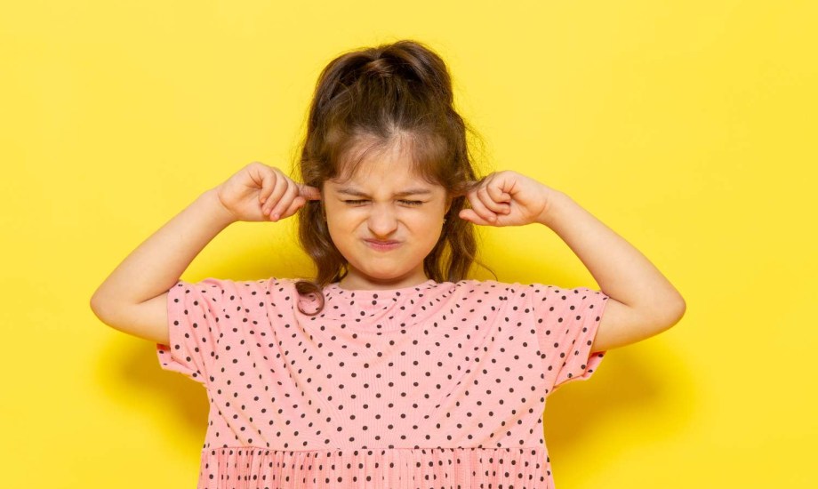 أسباب وأعراض الأذن الصمغية عند الأطفال وتأثيراتها النفسية