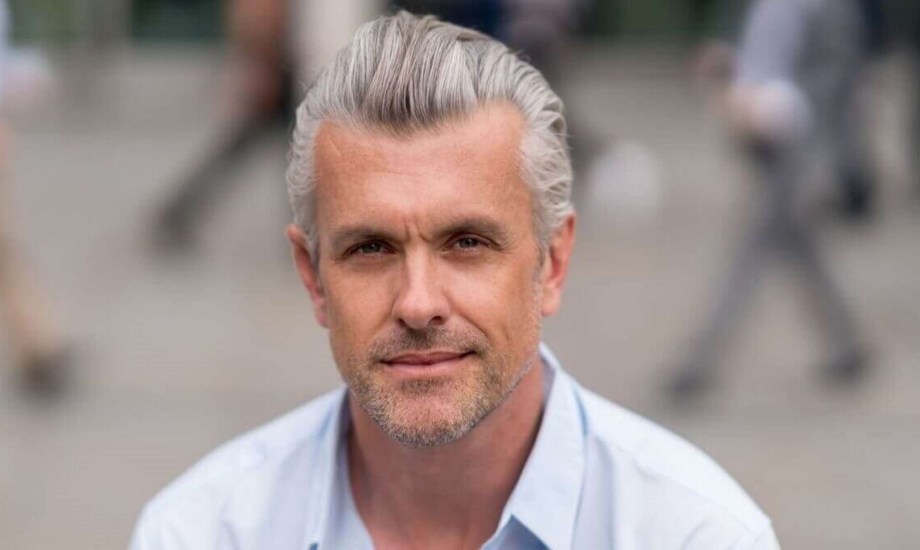 أسباب ظهور الشعر الأبيض في الوجه