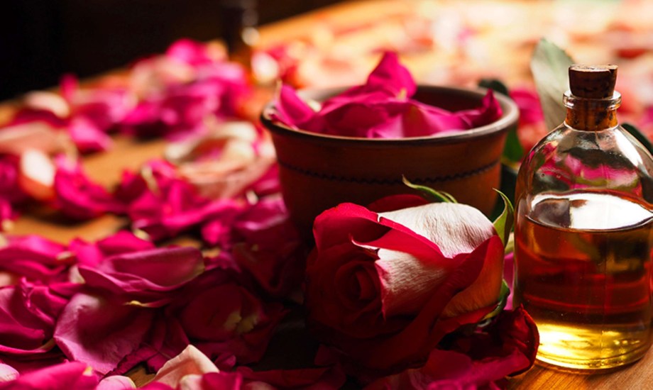 فوائد زيت الورد للبشرة