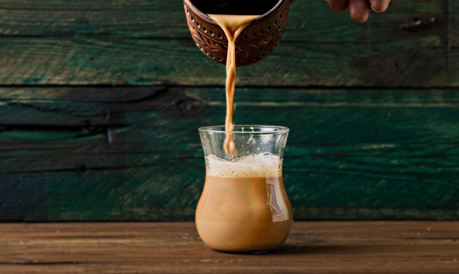 عدد السعرات الحرارية في كوب الشاي باللبن