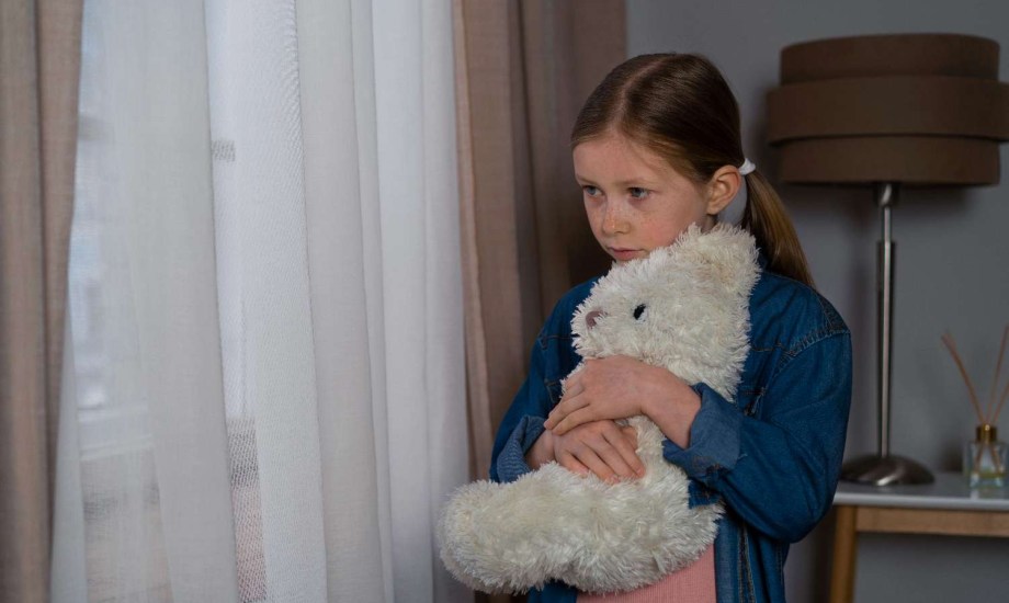 10 أعراض تكشف الإصابة بالإهمال العاطفي للأطفال