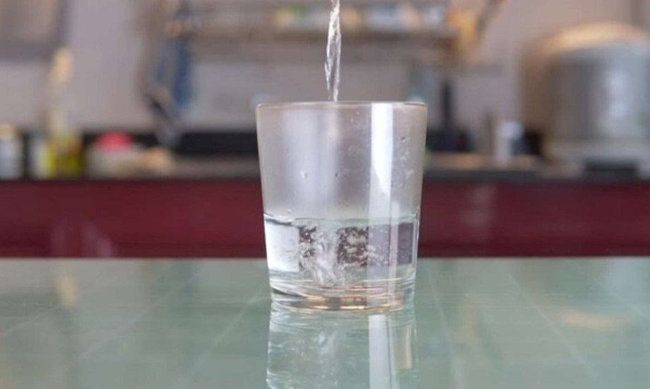 العلاقة بين شرب الماء الساخن وإنقاص الوزن