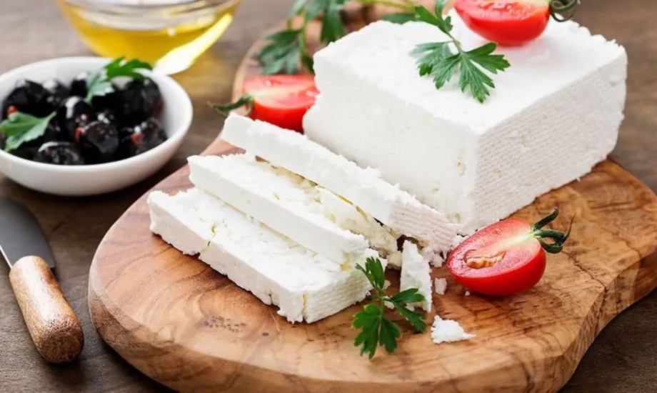 الفرق بين الجبن الطبيعي والمصنع