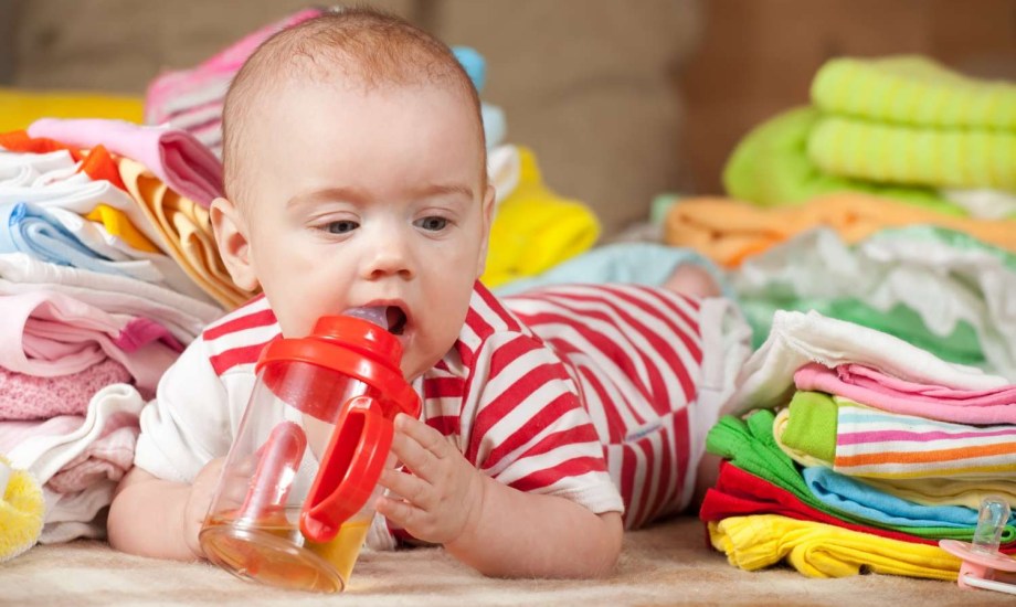 لماذا يضع الأطفال كل شيء في أفواههم؟