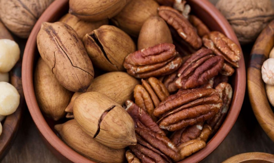 فوائد تناول البيكان للرجال