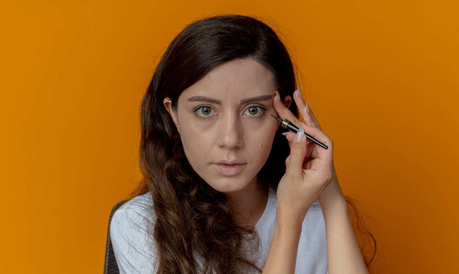 كيف تتخلصين من شيب الحواجب؟