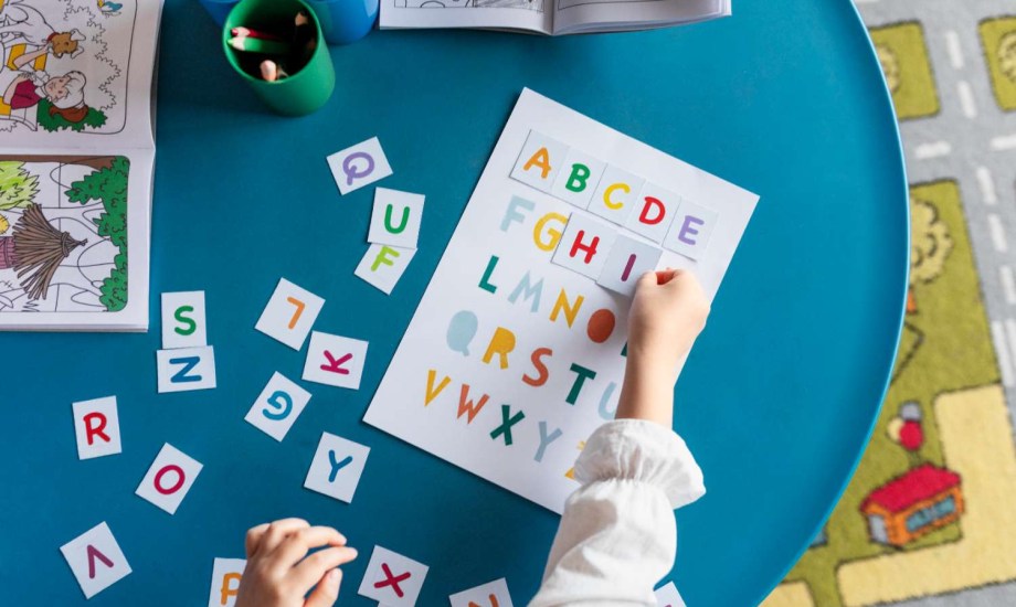 كيف تعلم طفلك الحروف الأبجدية؟