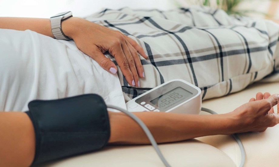 مضاعفات انخفاض ضغط الدم الانتصابي والعلاجات المناسبة