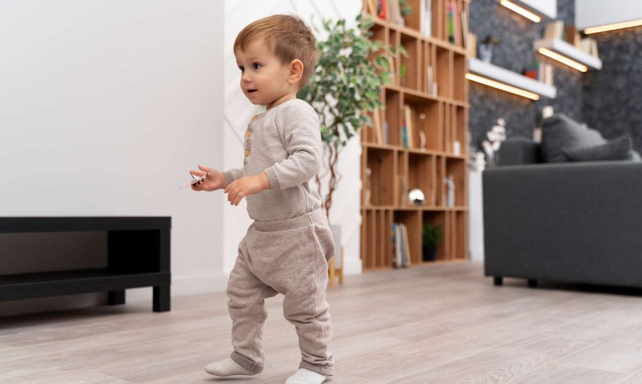 متى يبدأ الأطفال في الوقوف؟