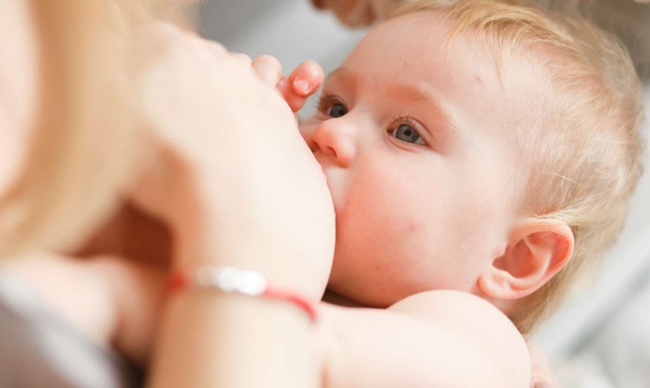 هل حليب الثدي يعالج الإكزيما؟