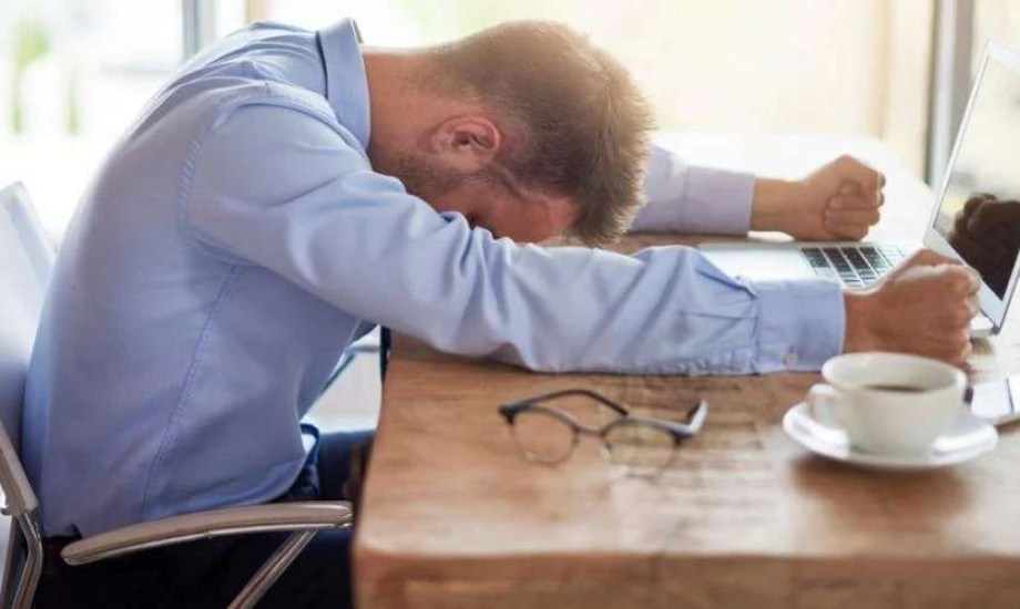 يسبب التوتر مشاكل جلدية عند الرجال