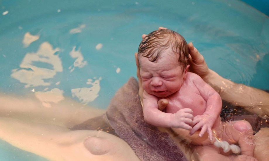 فوائد الولادة في الماء
