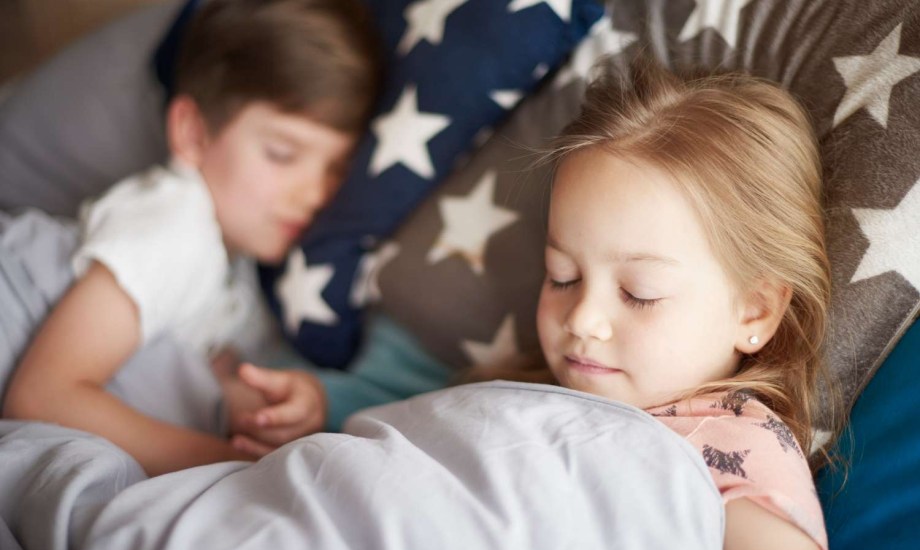 أضرار نوم الأطفال في سرير واحد